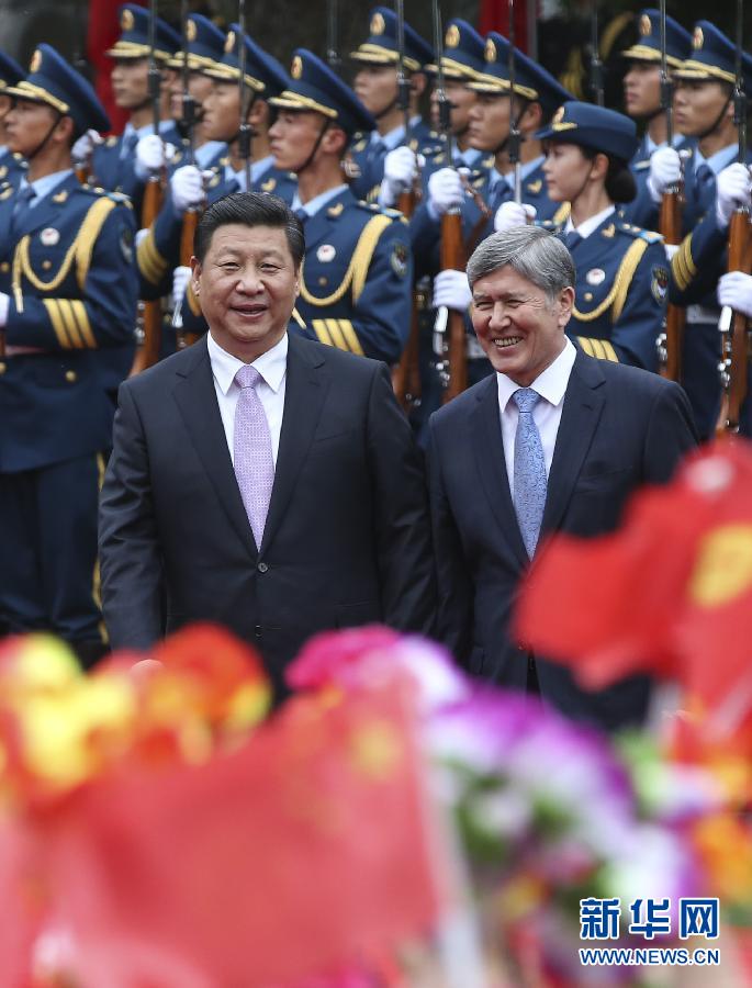 會(huì)談前，習(xí)近平在上海西郊會(huì)議中心廣場(chǎng)為阿坦巴耶夫舉行歡迎儀式。新華社記者 蘭紅光 攝 
