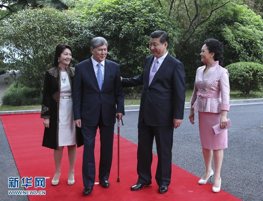 會(huì)談前，習(xí)近平在上海西郊會(huì)議中心廣場(chǎng)為阿坦巴耶夫舉行歡迎儀式。新華社記者 蘭紅光 攝 