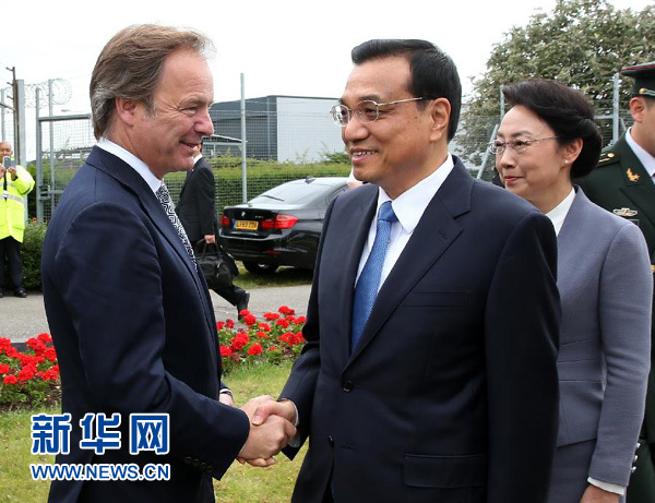 6月16日，應(yīng)英國首相卡梅倫邀請，國務(wù)院總理李克強(qiáng)乘專機(jī)抵達(dá)倫敦希思羅機(jī)場，開始對英國進(jìn)行正式訪問。李克強(qiáng)總理夫人程虹同機(jī)抵達(dá)。這是英國政府高級官員到機(jī)場迎接李克強(qiáng)總理和夫人。新華社記者 龐興雷 攝