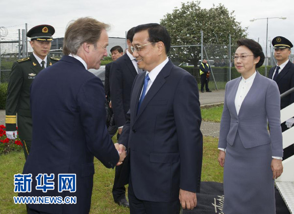 6月16日，應(yīng)英國首相卡梅倫邀請，國務(wù)院總理李克強(qiáng)乘專機(jī)抵達(dá)倫敦希思羅機(jī)場，開始對英國進(jìn)行正式訪問。李克強(qiáng)總理夫人程虹同機(jī)抵達(dá)。這是英國政府高級官員到機(jī)場迎接李克強(qiáng)總理和夫人。新華社記者 黃敬文 攝