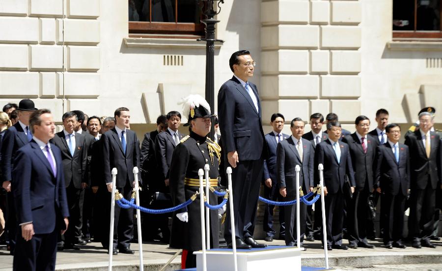 6月17日，中國(guó)國(guó)務(wù)院總理李克強(qiáng)在倫敦唐寧街10號(hào)首相府同英國(guó)首相卡梅倫舉行中英總理年度會(huì)晤。這是會(huì)晤前，卡梅倫為李克強(qiáng)舉行隆重的歡迎儀式。新華社記者 張鐸 攝 