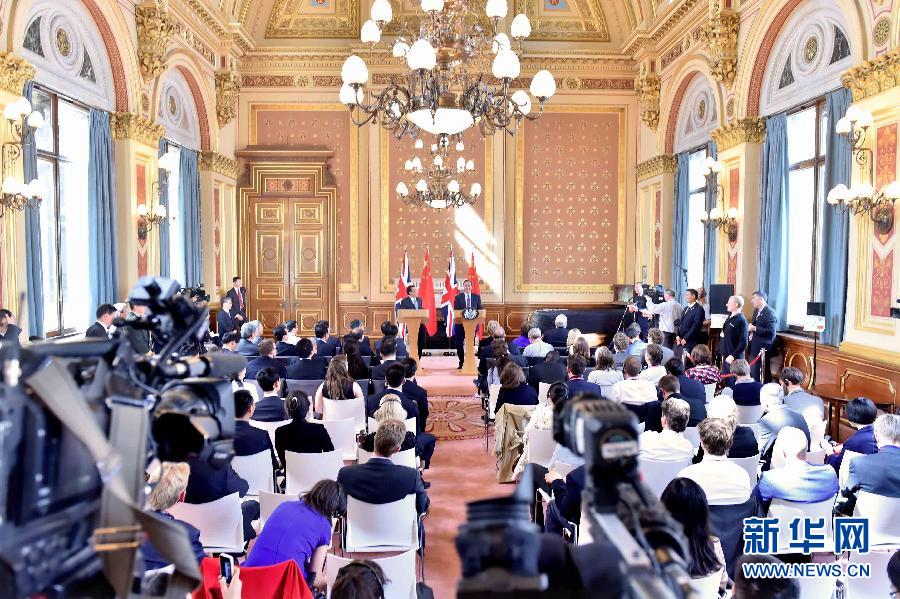6月17日，中國(guó)國(guó)務(wù)院總理李克強(qiáng)同英國(guó)首相卡梅倫在倫敦舉行中英總理年度會(huì)晤后共同會(huì)見記者。新華社記者 李濤 攝