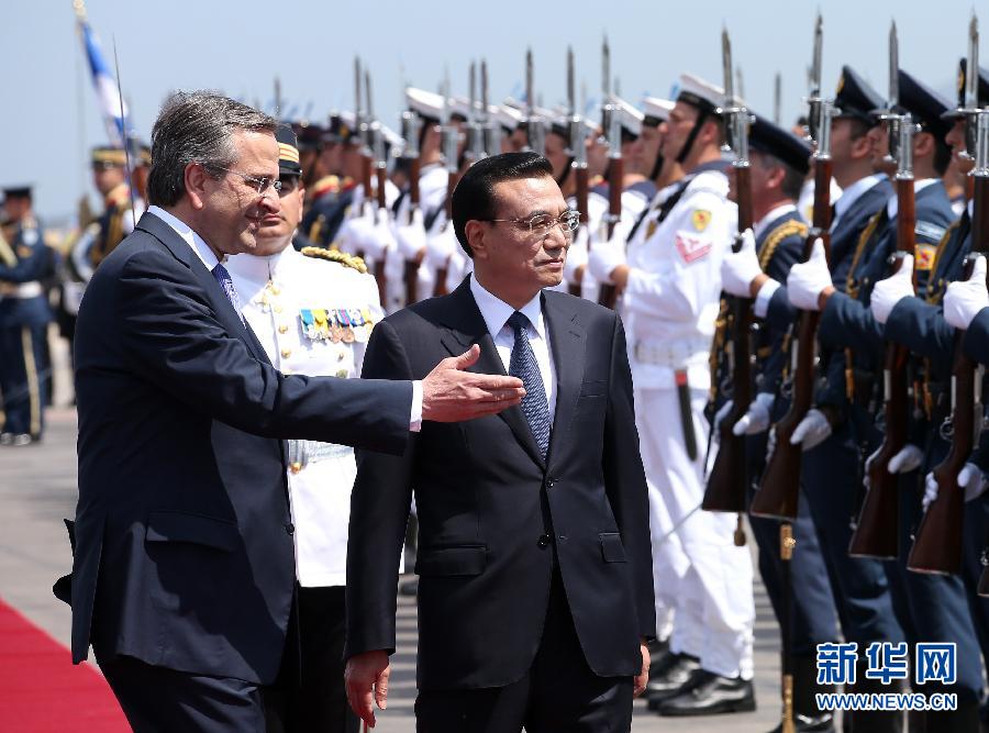6月19日，國務院總理李克強乘專機抵達雅典國際機場，開始對希臘進行正式訪問。希臘總理薩馬拉斯在機場為李克強舉行隆重的歡迎儀式。這是李克強在薩馬拉斯的陪同下檢閱儀仗隊。新華社記者 龐興雷 攝  