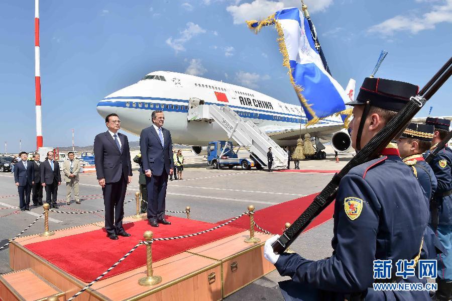 6月19日，國務院總理李克強乘專機抵達雅典國際機場，開始對希臘進行正式訪問。希臘總理薩馬拉斯在機場為李克強舉行隆重的歡迎儀式。新華社記者 李濤 攝