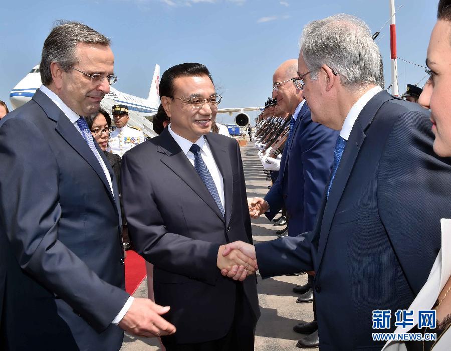 6月19日，國務院總理李克強乘專機抵達雅典國際機場，開始對希臘進行正式訪問。希臘總理薩馬拉斯在機場為李克強舉行隆重的歡迎儀式。新華社記者 李濤 攝