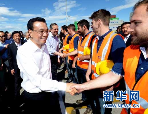 6月20日，國務(wù)院總理李克強(qiáng)與希臘總理薩馬拉斯共同考察中國遠(yuǎn)洋運(yùn)輸集團(tuán)比雷埃夫斯集裝箱碼頭。這是李克強(qiáng)和薩馬拉斯來到3號碼頭，同碼頭工人親切交流。新華社記者 李濤 攝 