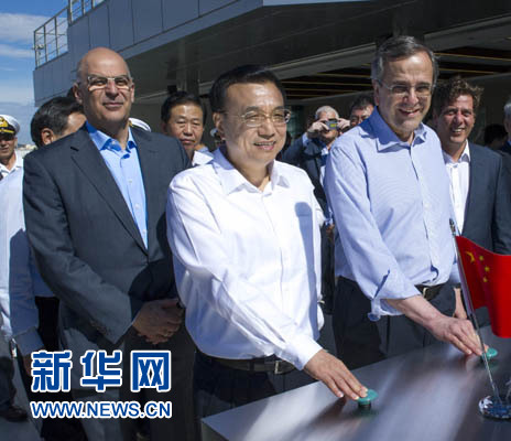這是李克強(qiáng)與薩馬拉斯共同發(fā)出指令，一列滿載中國貨物的列車緩緩駛出比雷埃夫斯港，開往中東歐目的地。新華社記者 王曄 攝