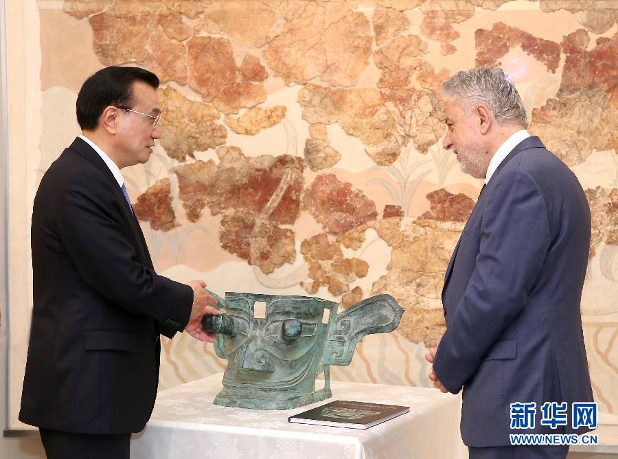 6月21日，國務(wù)院總理李克強(qiáng)與希臘總理薩馬拉斯共同出席希臘伊拉克利翁博物館新館開館儀式并發(fā)表講話。這是李克強(qiáng)向伊拉克利翁博物館贈(zèng)送三星堆出土文物復(fù)制品。新華社記者 龐興雷 攝 