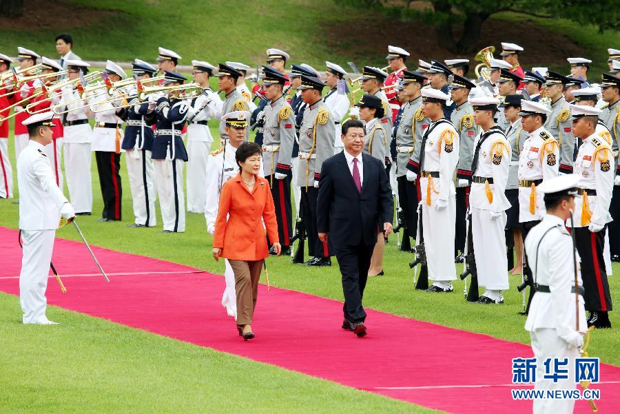 7月3日，國家主席習(xí)近平在首爾同韓國總統(tǒng)樸槿惠舉行會談。會談前，樸槿惠在青瓦臺總統(tǒng)府為習(xí)近平舉行隆重歡迎儀式。 新華社記者姚大偉攝