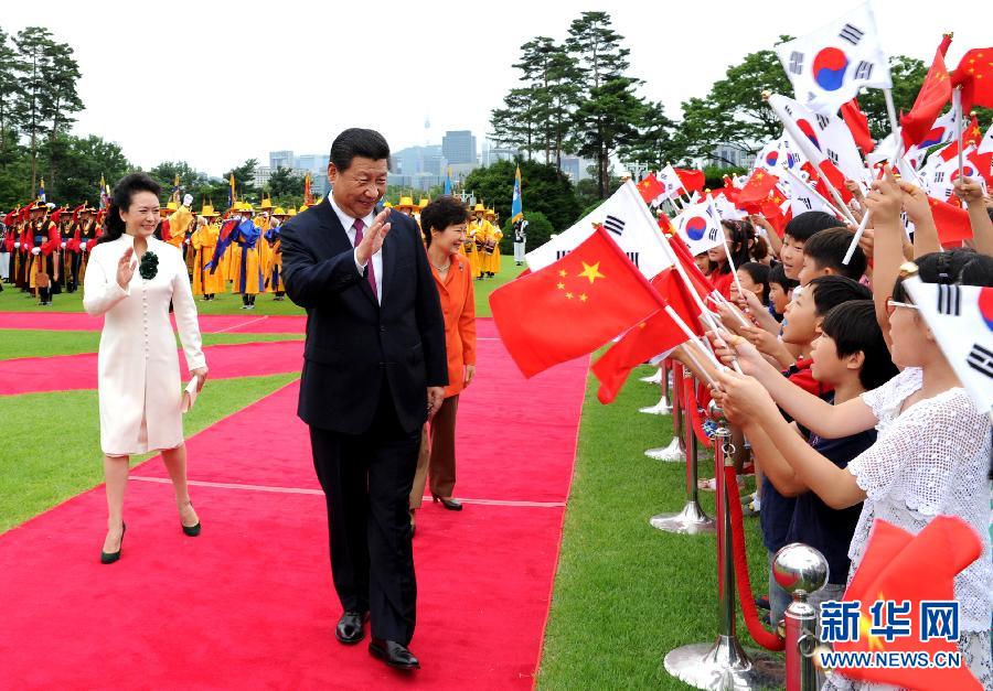 7月3日，國家主席習(xí)近平在首爾同韓國總統(tǒng)樸槿惠舉行會談。會談前，樸槿惠在青瓦臺總統(tǒng)府為習(xí)近平舉行隆重歡迎儀式。 新華社記者饒愛民攝 