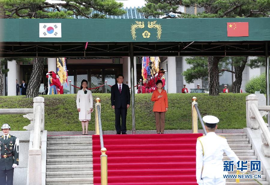 7月3日，國家主席習(xí)近平在首爾同韓國總統(tǒng)樸槿惠舉行會談。會談前，樸槿惠在青瓦臺總統(tǒng)府為習(xí)近平舉行隆重歡迎儀式。 新華社記者丁林?jǐn)z 