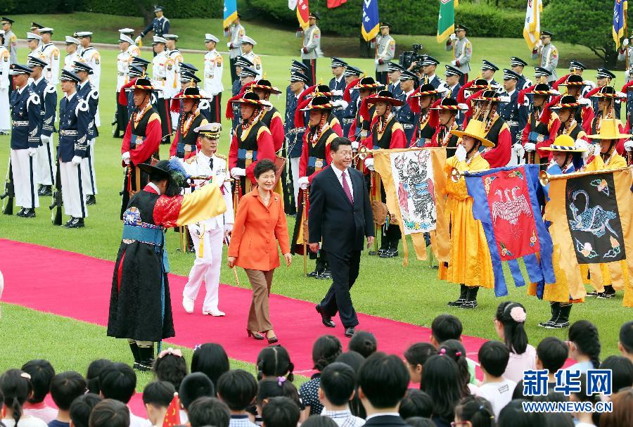 7月3日，國家主席習(xí)近平在首爾同韓國總統(tǒng)樸槿惠舉行會談。會談前，樸槿惠在青瓦臺總統(tǒng)府為習(xí)近平舉行隆重歡迎儀式。 新華社記者姚大偉攝 