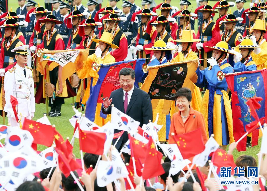 7月3日，國家主席習(xí)近平在首爾同韓國總統(tǒng)樸槿惠舉行會談。會談前，樸槿惠在青瓦臺總統(tǒng)府為習(xí)近平舉行隆重歡迎儀式。 新華社記者姚大偉攝 