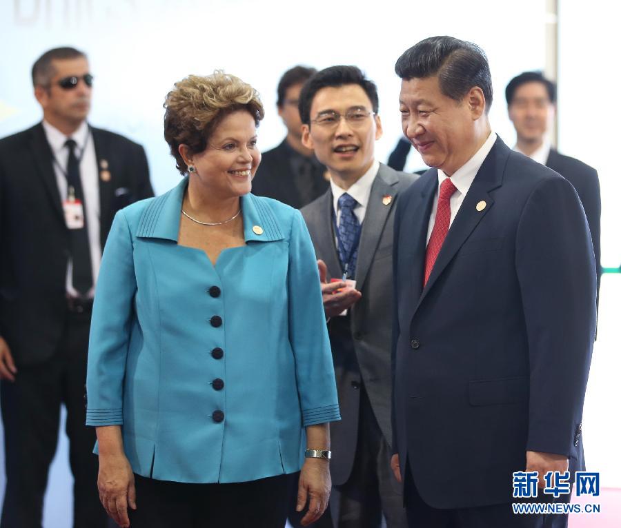 7月15日，國家主席習(xí)近平在巴西福塔萊薩出席金磚國家領(lǐng)導(dǎo)人第六次會(huì)晤。這是巴西總統(tǒng)羅塞夫迎接習(xí)近平主席。 新華社記者 蘭紅光 攝 