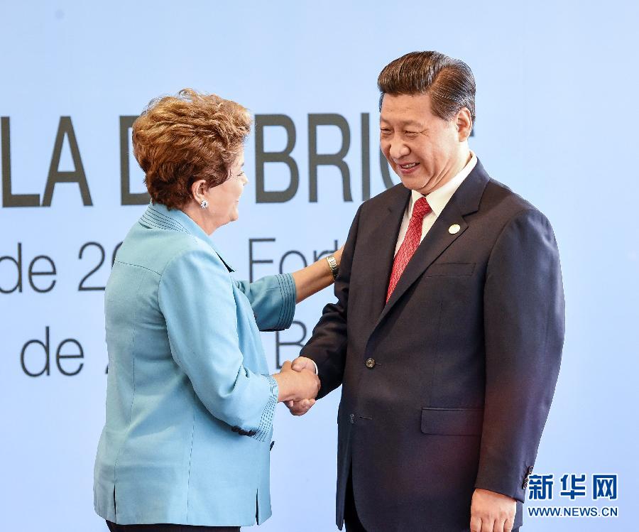 7月15日，國家主席習(xí)近平在巴西福塔萊薩出席金磚國家領(lǐng)導(dǎo)人第六次會(huì)晤。這是巴西總統(tǒng)羅塞夫迎接習(xí)近平主席。 新華社記者 李學(xué)仁 攝  