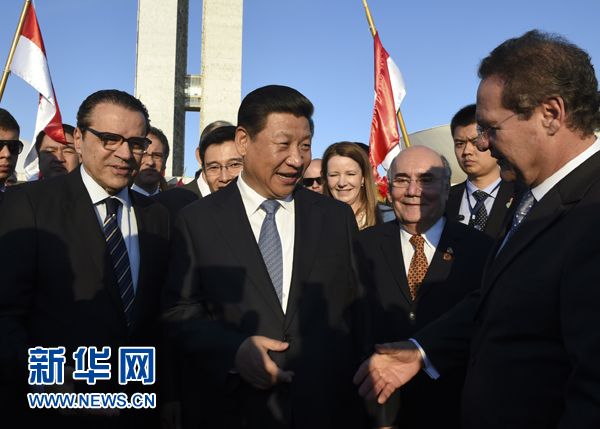 7月16日，國家主席習(xí)近平在巴西利亞會見巴西參議長卡列羅斯（前右）和眾議長阿爾維斯（前左）。 新華社記者 李學(xué)仁 攝 