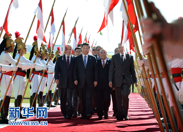 7月16日，國家主席習(xí)近平在巴西利亞會見巴西參議長卡列羅斯和眾議長阿爾維斯。這是習(xí)近平步入國會大廈。 新華社記者 劉建生 攝 