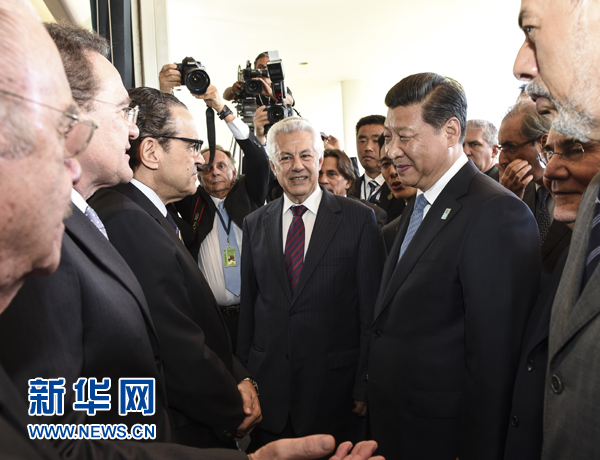 7月16日，國家主席習(xí)近平在巴西利亞會見巴西參議長卡列羅斯和眾議長阿爾維斯。這是兩院議長迎接習(xí)近平主席，并介紹議員代表。 新華社記者李學(xué)仁 攝 