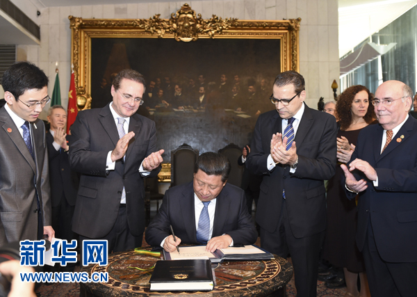 7月16日，國家主席習(xí)近平在巴西利亞會見巴西參議長卡列羅斯（前排左二）和眾議長阿爾維斯（前排右二）。這是習(xí)近平應(yīng)邀為參眾兩院題詞。新華社記者 李學(xué)仁 攝 