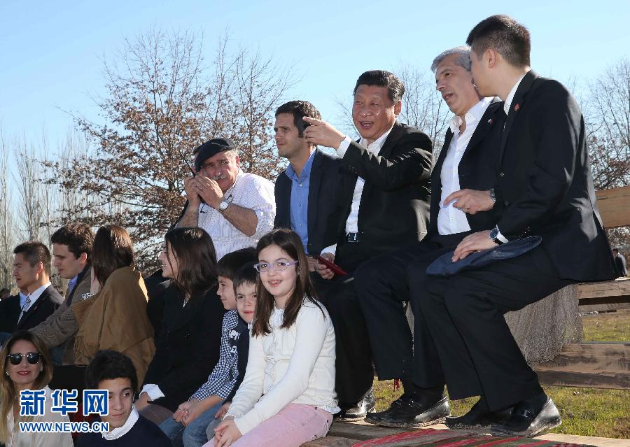 當?shù)貢r間7月19日，正在對阿根廷進行國事訪問的國家主席習近平參觀共和國莊園，考察阿根廷農牧業(yè)，了解阿根廷農牧民文化特色。新華社記者劉衛(wèi)兵攝