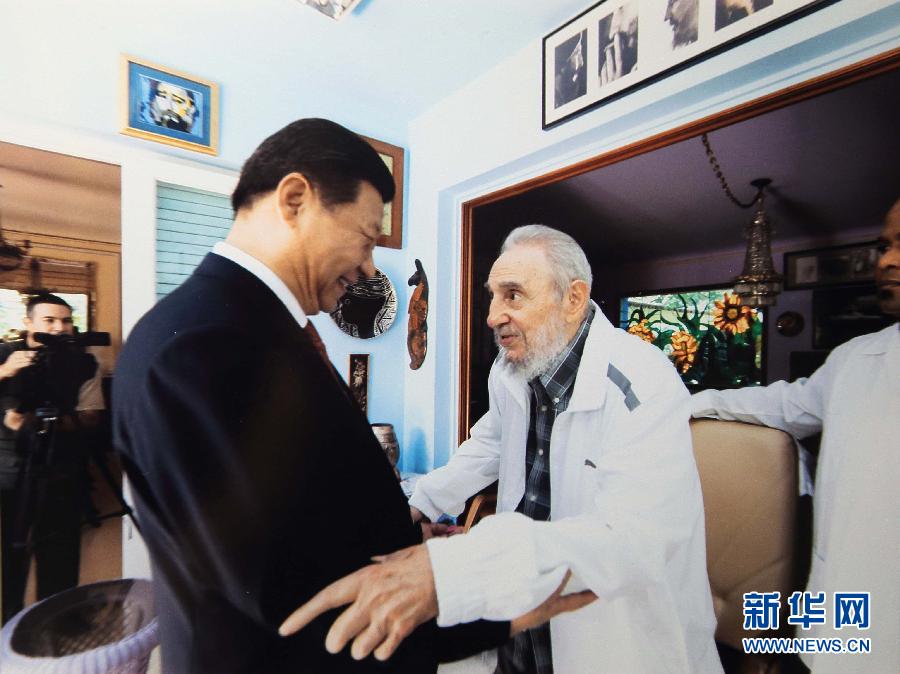 當(dāng)?shù)貢r間7月22日，國家主席習(xí)近平在哈瓦那親切探望古巴革命領(lǐng)袖菲德爾·卡斯特羅。 新華社發(fā)