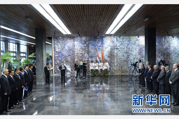 當?shù)貢r間7月22日，國家主席習近平在哈瓦那接受古巴政府授予的“何塞·馬蒂”勛章。古巴國務(wù)委員會主席兼部長會議主席勞爾·卡斯特羅為習近平佩戴勛章。新華社記者馬占成攝