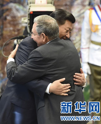 當?shù)貢r間7月22日，國家主席習近平在哈瓦那接受古巴政府授予的“何塞·馬蒂”勛章。古巴國務(wù)委員會主席兼部長會議主席勞爾·卡斯特羅為習近平佩戴勛章。新華社記者馬占成攝