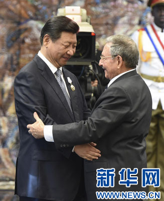 當?shù)貢r間7月22日，國家主席習近平在哈瓦那接受古巴政府授予的“何塞·馬蒂”勛章。古巴國務(wù)委員會主席兼部長會議主席勞爾·卡斯特羅為習近平佩戴勛章。新華社記者馬占成攝