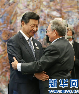 當?shù)貢r間7月22日，國家主席習近平在哈瓦那接受古巴政府授予的“何塞·馬蒂”勛章。古巴國務(wù)委員會主席兼部長會議主席勞爾·卡斯特羅為習近平佩戴勛章。新華社記者劉衛(wèi)兵攝