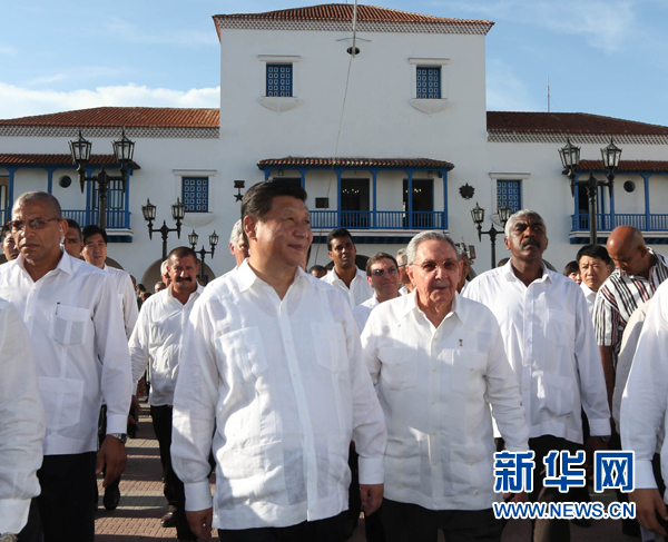 當?shù)貢r間7月23日，國家主席習近平在古巴國務(wù)委員會主席兼部長會議主席勞爾·卡斯特羅全程陪同下，訪問古巴第二大城市、被稱為“英雄城”的圣地亞哥。這是習近平和勞爾參觀圣地亞哥市政府。新華社記者蘭紅光 攝