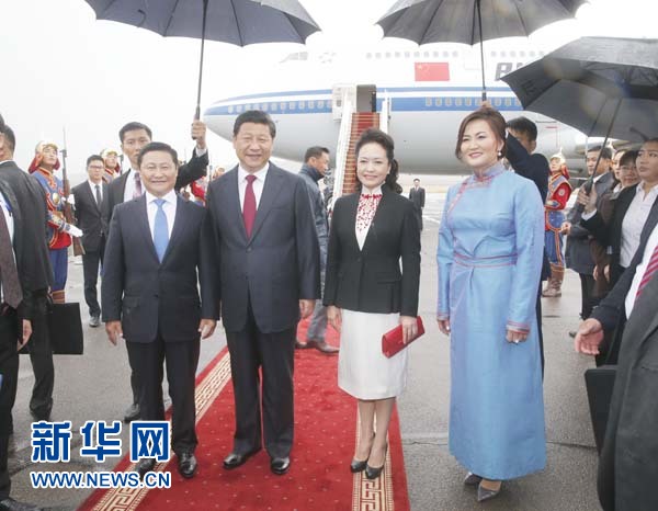 8月21日，國家主席習近平抵達烏蘭巴托，開始對蒙古國進行國事訪問。習近平和夫人彭麗媛在機場受到蒙古國總理阿勒坦呼亞格夫婦熱情迎接。新華社記者鞠鵬攝 