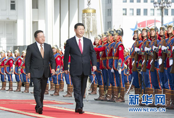 8月21日，國(guó)家主席習(xí)近平在烏蘭巴托同蒙古國(guó)總統(tǒng)額勒貝格道爾吉舉行會(huì)談。會(huì)談前，額勒貝格道爾吉在國(guó)家宮前廣場(chǎng)為習(xí)近平舉行隆重歡迎儀式。新華社記者 黃敬文 攝