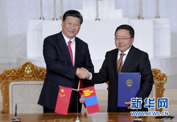 8月21日，國(guó)家主席習(xí)近平在烏蘭巴托同蒙古國(guó)總統(tǒng)額勒貝格道爾吉舉行會(huì)談。會(huì)談后，兩國(guó)元首共同簽署并發(fā)表《中華人民共和國(guó)和蒙古國(guó)關(guān)于建立和發(fā)展全面戰(zhàn)略伙伴關(guān)系的聯(lián)合宣言》。新華社記者 張鐸 攝