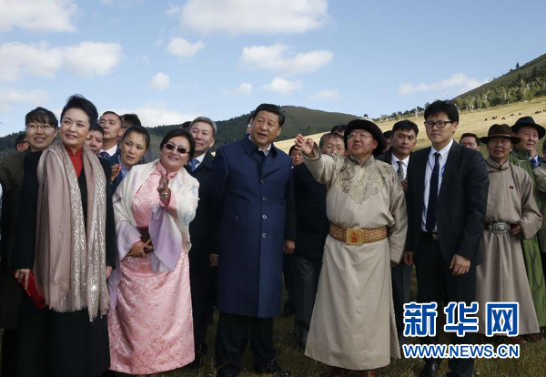 8月22日，國家主席習近平在蒙古國總統(tǒng)額勒貝格道爾吉陪同下前往烏蘭巴托市郊觀看那達慕。這是習近平和夫人彭麗媛同額勒貝格道爾吉夫婦觀看表演。新華社記者 鞠鵬 攝