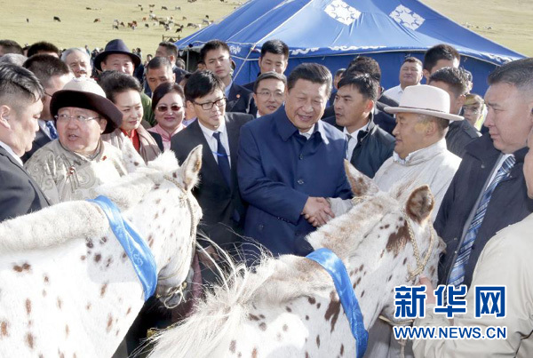8月22日，國家主席習近平在蒙古國總統(tǒng)額勒貝格道爾吉陪同下前往烏蘭巴托市郊觀看那達慕。額勒貝格道爾吉向習近平夫婦贈送兩匹蒙古馬。習近平為兩匹馬分別取名阿爾泰和克魯倫，寓意中蒙兩國山水相連、睦鄰友好。新華社記者 鞠鵬 攝