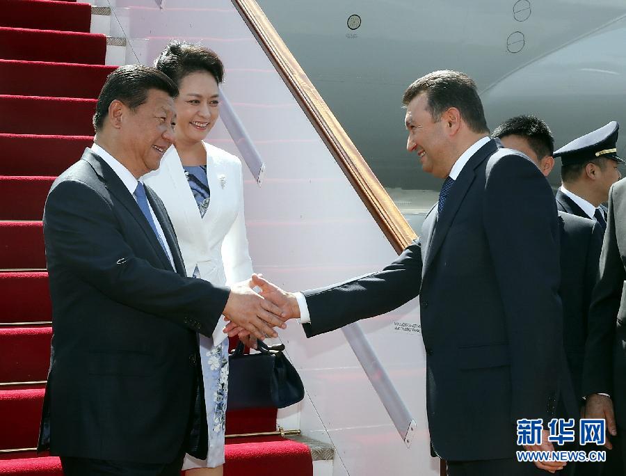 9月11日，國家主席習近平抵達杜尚別，應塔吉克斯坦總統(tǒng)拉赫蒙邀請，出席上海合作組織成員國元首理事會第十四次會議并對塔吉克斯坦進行國事訪問。習近平和夫人彭麗媛在機場受到塔吉克斯坦總理拉蘇爾佐達等熱情迎接。新華社記者 鞠鵬 攝 