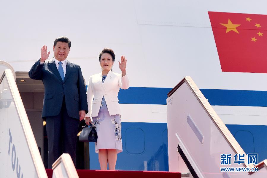 9月11日，中國國家主席習近平抵達杜尚別，應塔吉克斯坦總統(tǒng)拉赫蒙邀請，出席上海合作組織成員國元首理事會第十四次會議并對塔吉克斯坦進行國事訪問。這是習近平和夫人彭麗媛走出機艙。新華社記者 馬占成 攝 