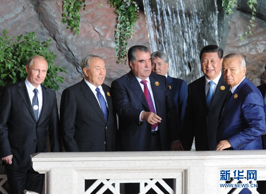 9月12日，上海合作組織成員國元首理事會第十四次會議在塔吉克斯坦首都杜尚別舉行。國家主席習近平出席會議并發(fā)表重要講話。這是習近平同其他成員國元首親切交談。新華社記者謝環(huán)馳攝 