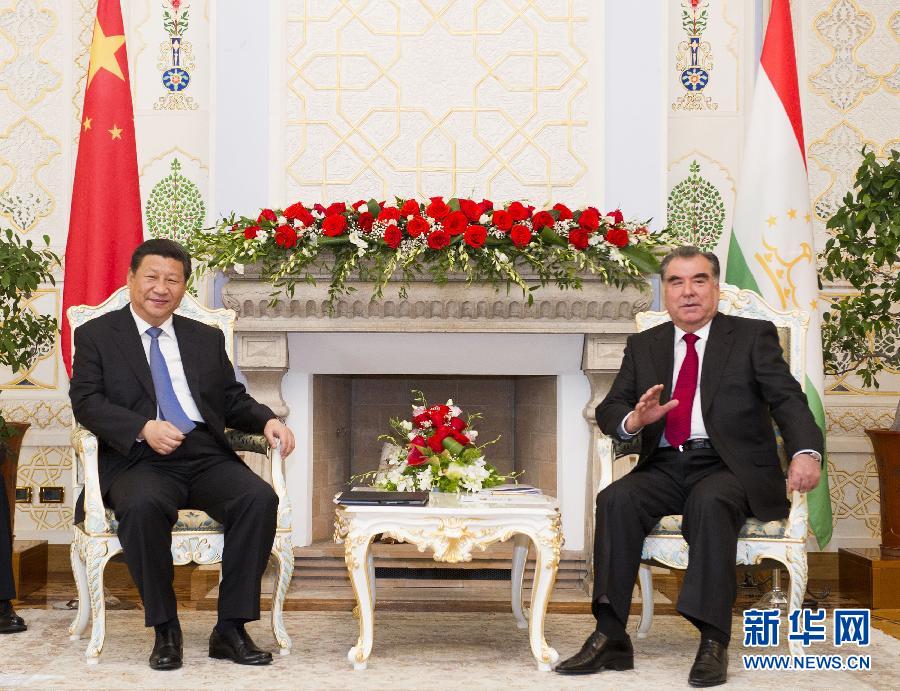 9月13日，國家主席習(xí)近平在杜尚別同塔吉克斯坦總統(tǒng)拉赫蒙舉行會(huì)談。 新華社記者黃敬文攝 