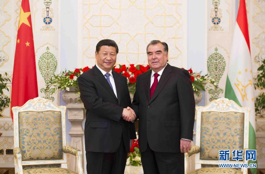 9月13日，國家主席習(xí)近平在杜尚別同塔吉克斯坦總統(tǒng)拉赫蒙舉行會(huì)談。 新華社記者黃敬文攝 
