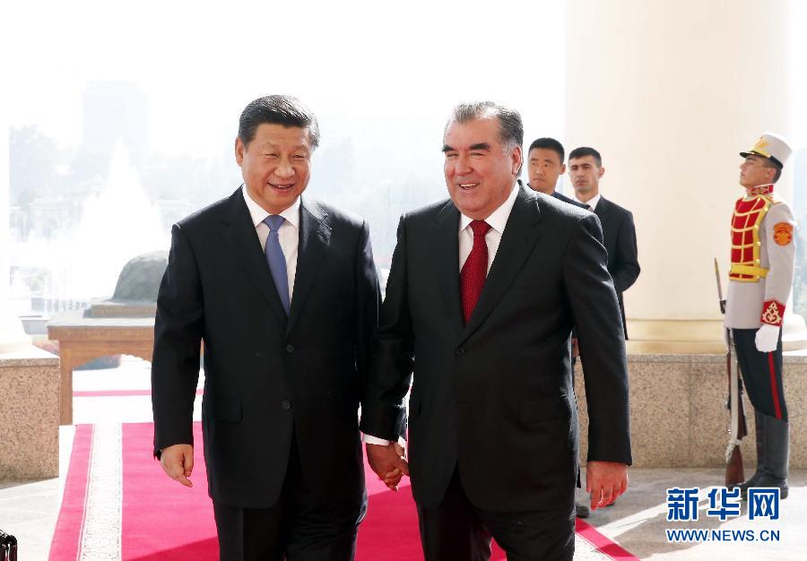 9月13日，國家主席習(xí)近平在杜尚別同塔吉克斯坦總統(tǒng)拉赫蒙舉行會(huì)談。 這是會(huì)談開始前，兩國元首步入會(huì)談大廳。 新華社記者鞠鵬攝 
