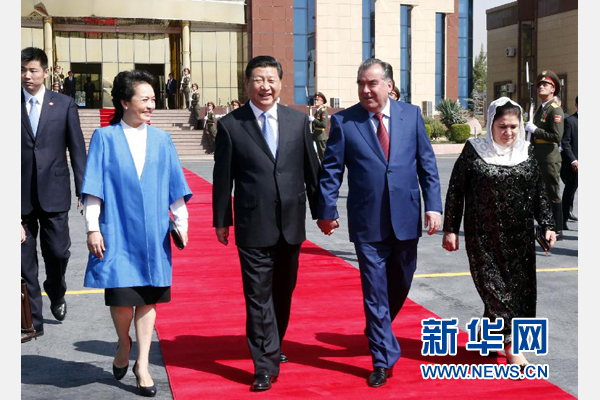 9月14日，國家主席習近平結束對塔吉克斯坦的國事訪問，乘坐專機離開杜尚別。拉赫蒙總統(tǒng)夫婦專程到機場為習近平和夫人彭麗媛送行。新華社記者 鞠鵬 攝 
