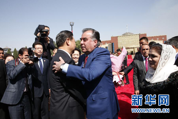 9月14日，國家主席習近平結束對塔吉克斯坦的國事訪問，乘坐專機離開杜尚別。拉赫蒙總統(tǒng)夫婦專程到機場為習近平和夫人彭麗媛送行。新華社記者 鞠鵬 攝 