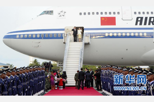 9月14日，國家主席習(xí)近平抵達(dá)馬累，開始對馬爾代夫進(jìn)行國事訪問。習(xí)近平和夫人彭麗媛在機(jī)場受到馬爾代夫總統(tǒng)亞明夫婦的熱情迎接。新華社記者 張鐸 攝