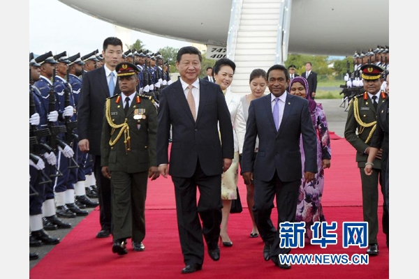 9月14日，國家主席習(xí)近平抵達(dá)馬累，開始對馬爾代夫進(jìn)行國事訪問。習(xí)近平和夫人彭麗媛在機(jī)場受到馬爾代夫總統(tǒng)亞明夫婦的熱情迎接。新華社記者 張鐸 攝 