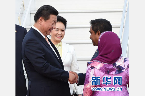  9月14日，國家主席習(xí)近平抵達(dá)馬累，開始對馬爾代夫進(jìn)行國事訪問。習(xí)近平和夫人彭麗媛在機(jī)場受到馬爾代夫總統(tǒng)亞明夫婦的熱情迎接。新華社記者 馬占成 攝 