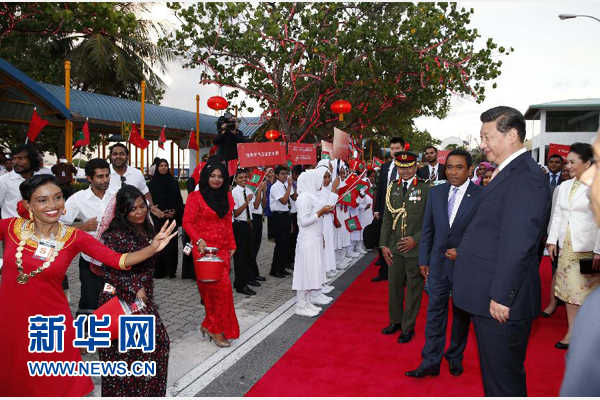  9月14日，國家主席習(xí)近平抵達(dá)馬累，開始對馬爾代夫進(jìn)行國事訪問。習(xí)近平和夫人彭麗媛在機(jī)場受到馬爾代夫總統(tǒng)亞明夫婦的熱情迎接。新華社記者 鞠鵬 攝 