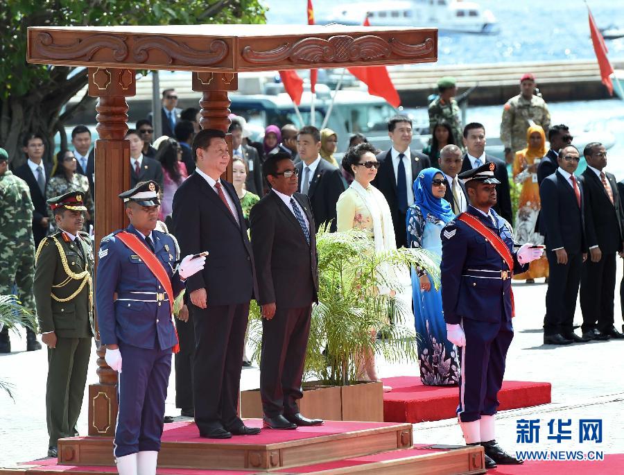 9月15日，國(guó)家主席習(xí)近平同馬爾代夫總統(tǒng)亞明在馬累舉行會(huì)談。會(huì)談前，亞明在共和國(guó)廣場(chǎng)為習(xí)近平舉行歡迎儀式。 新華社記者 馬占成 攝