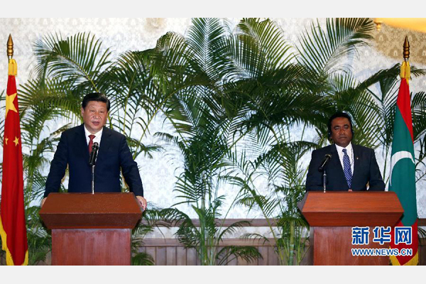 9月15日，國(guó)家主席習(xí)近平在馬累與馬爾代夫總統(tǒng)亞明共同會(huì)見(jiàn)記者。 新華社記者 鞠鵬 攝