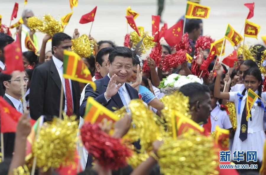  9月16日，國家主席習(xí)近平抵達科倫坡，開始對斯里蘭卡進行國事訪問。在班達拉奈克國際機場，習(xí)近平和夫人彭麗媛受到拉賈帕克薩總統(tǒng)夫婦熱情迎接。新華社記者謝環(huán)馳攝 
